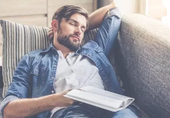 Πότε ωφελεί και πότε βλάπτει ο ολιγόλεπτος ύπνος μέσα στην ημέρα