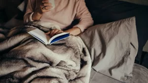 Ανάγνωση βιβλίου πριν τον ύπνο. 